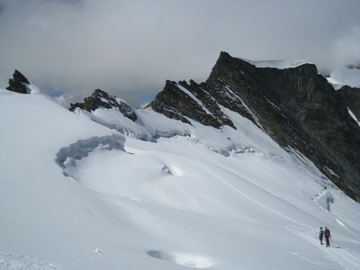 L'autoroute de descente de l'Allalinhorn, en direction du Métro Alpin L'autoroute de descente de l'Allalinhorn, en direction du Métro Alpin