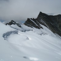 L'autoroute de descente de l'Allalinhorn, en direction du Métro Alpin