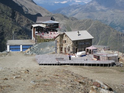 La cabane de Längfluh, sur son éperon rocheux. La cabane de Längfluh, sur son éperon rocheux.
