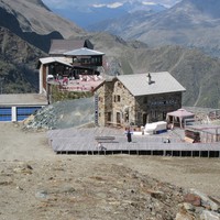 La cabane de Längfluh, sur son éperon rocheux.