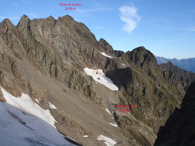 Il Pizzo di Scotes 2978 m versante ESE, durante la salita al Dente di Coca 2926 m. Il Pizzo di Scotes 2978 m versante ESE, durante la salita al Dente di Coca 2926 m.