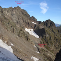 Il Pizzo di Scotes 2978 m versante ESE, durante la salita al Dente di Coca 2926 m.