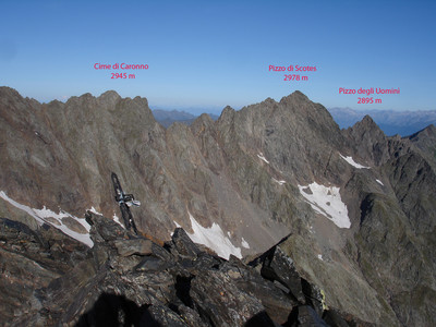 La croce del Dente di Coca 2924 m, sullo sfondo il Pizzo di Scotes 2978 m e Cime di Caronno 2945 m. La croce del Dente di Coca 2924 m, sullo sfondo il Pizzo di Scotes 2978 m e Cime di Caronno 2945 m.
