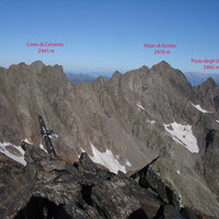  La croce del Dente di Coca 2924 m, sullo sfondo il Pizzo di Scotes 2978 m e Cime di Caronno 2945 m.