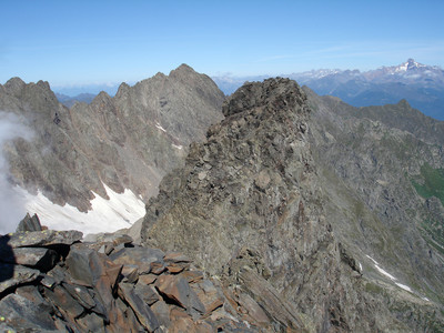 Il Dente di Coca 2924 m e il Pizzo Scotes 2978 m dalla Cima d'Arigna 2925 m. Il Dente di Coca 2924 m e il Pizzo Scotes 2978 m dalla Cima d'Arigna 2925 m.