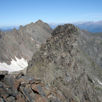 Il Dente di Coca 2924 m e il Pizzo Scotes 2978 m dalla Cima d'Arigna 2925 m.
