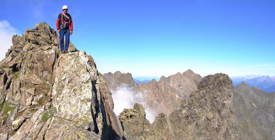 Gianluca presso la Cima d'Arigna 2925 m, con il Dente di Coca 2924 m ed il Pizzo di Scotes 2978 m. Gianluca presso la Cima d'Arigna 2925 m, con il Dente di Coca 2924 m ed il Pizzo di Scotes 2978 m.