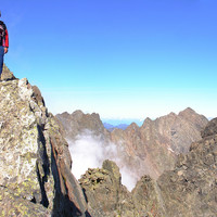 Gianluca presso la Cima d'Arigna 2925 m, con il Dente di Coca 2924 m ed il Pizzo di Scotes 2978 m.