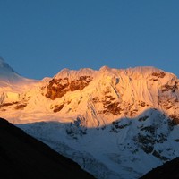 Soleil couchant sur le Toclaraju depuis le camp de base de l'Ishinca