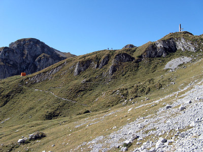Bivacco Città di Clusone e Cappella Savina visti dal sentiero che porta alla Grotta dei Pagani. Bivacco Città di Clusone e Cappella Savina visti dal sentiero che porta alla Grotta dei Pagani.