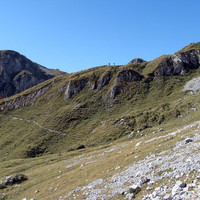 Bivacco Città di Clusone e Cappella Savina visti dal sentiero che porta alla Grotta dei Pagani.