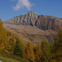 Il versante W del Poncione Rosso 2505 m, visto nei pressi dell'Alpe Cuneggio 1761 m.