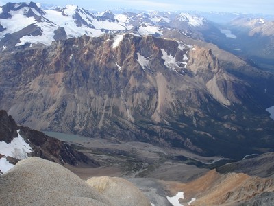 Lago electrico y campamento Piedra del Fraile desde la cumbre. Al fondo cerro San Lorenzo Lago electrico y campamento Piedra del Fraile desde la cumbre. Al fondo cerro San Lorenzo