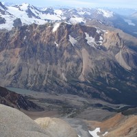 Lago electrico y campamento Piedra del Fraile desde la cumbre. Al fondo cerro San Lorenzo