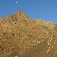 La cresta Est e il ghiaioso canale di accesso, visti dalla sommità della cresta morenica.