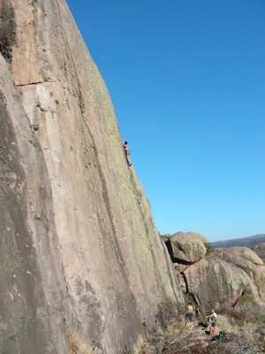 Un escalador en la placa turistera (6a+, 25m) en las placas de arriba (Los Mogotes, Capilla del Monte) Un escalador en la placa turistera (6a+, 25m) en las placas de arriba (Los Mogotes, Capilla del Monte)