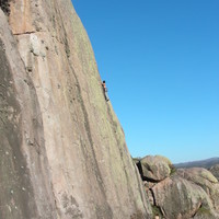 Un escalador en la placa turistera (6a+, 25m) en las placas de arriba (Los Mogotes, Capilla del Monte)