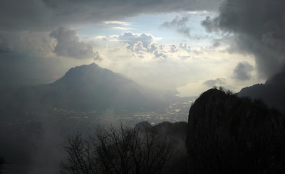 dopo la pioggia l'apparizione del Monte Barro... dopo la pioggia l'apparizione del Monte Barro...
