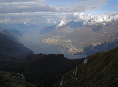 il ramo di Lecco del Lario. Ben visibile la cittadina di Mandello.
