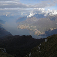 il ramo di Lecco del Lario. Ben visibile la cittadina di Mandello.