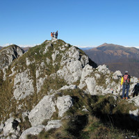 Corno di Canzo Centrale, a sinistra il Corno di Canzo Occidentale; sullo sfondo il Monte Rosa.