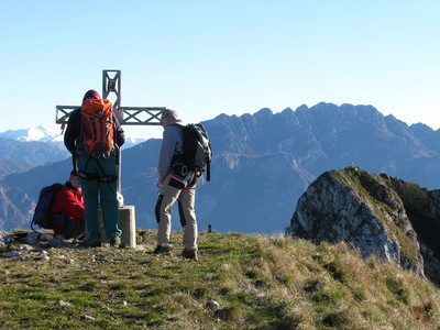 Corno di Canzo Occidentale, a destra il Corno di Canzo Centrale, sullo sfondo il Resegone.
