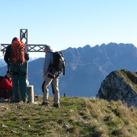 Corno di Canzo Occidentale, a destra il Corno di Canzo Centrale, sullo sfondo il Resegone.