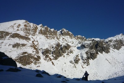 Vue sur l'itinéraire de descente du Mouchillon versant SW