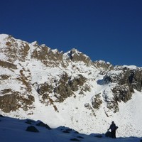 Vue sur l'itinéraire de descente du Mouchillon versant SW