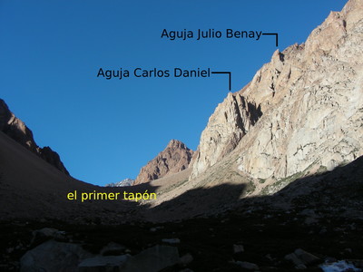 Les aiguilles Carlos Daniel et Julio Benay depuis le Cajón de los Arenales Les aiguilles Carlos Daniel et Julio Benay depuis le Cajón de los Arenales