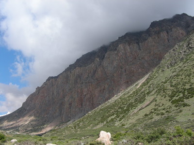 La Muralla Amarilla vue de la pise menant au refuge Portinari et à Arenales La Muralla Amarilla vue de la pise menant au refuge Portinari et à Arenales