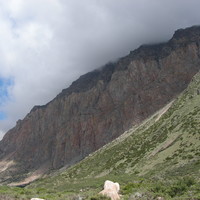 La Muralla Amarilla vue de la pise menant au refuge Portinari et à Arenales