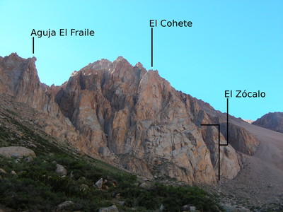 Le pilier N du Cohete, l'aiguille du Fraile y le Zócalo vus du NNW Le pilier N du Cohete, l'aiguille du Fraile y le Zócalo vus du NNW