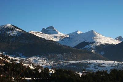 depuis l'ouest. Premier plan à G : Chevalet Som. Second plan : Jajêne puis pointe-Feuillette. Au fond : Grand-Ferrand et Tête de Lauzon.