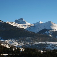 depuis l'ouest. Premier plan à G : Chevalet Som. Second plan : Jajêne puis pointe-Feuillette. Au fond : Grand-Ferrand et Tête de Lauzon.
