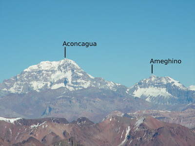 La face S de l'Aconcagua depuis le sommet de l'Agustín Álvarez (le 26/01/2009) La face S de l'Aconcagua depuis le sommet de l'Agustín Álvarez (le 26/01/2009)