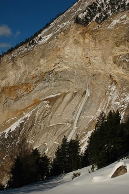 pendage dans les couches de gypse sous la crête SW du Montfroid pendage dans les couches de gypse sous la crête SW du Montfroid