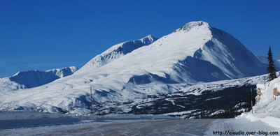 Summit Lake West Peak ou Summit creek peak la face SE vue de la route Summit Lake West Peak ou Summit creek peak la face SE vue de la route