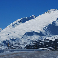Summit Lake West Peak ou Summit creek peak la face SE vue de la route