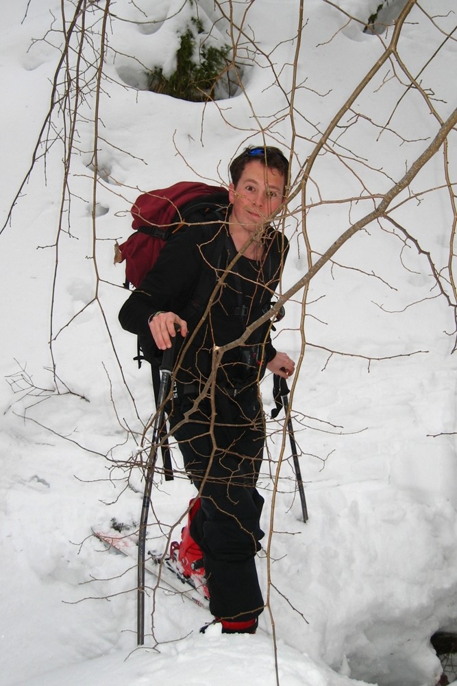 Ski "forêt-ruisseau" : Julien traverse un ruisseau sur un pont de neige