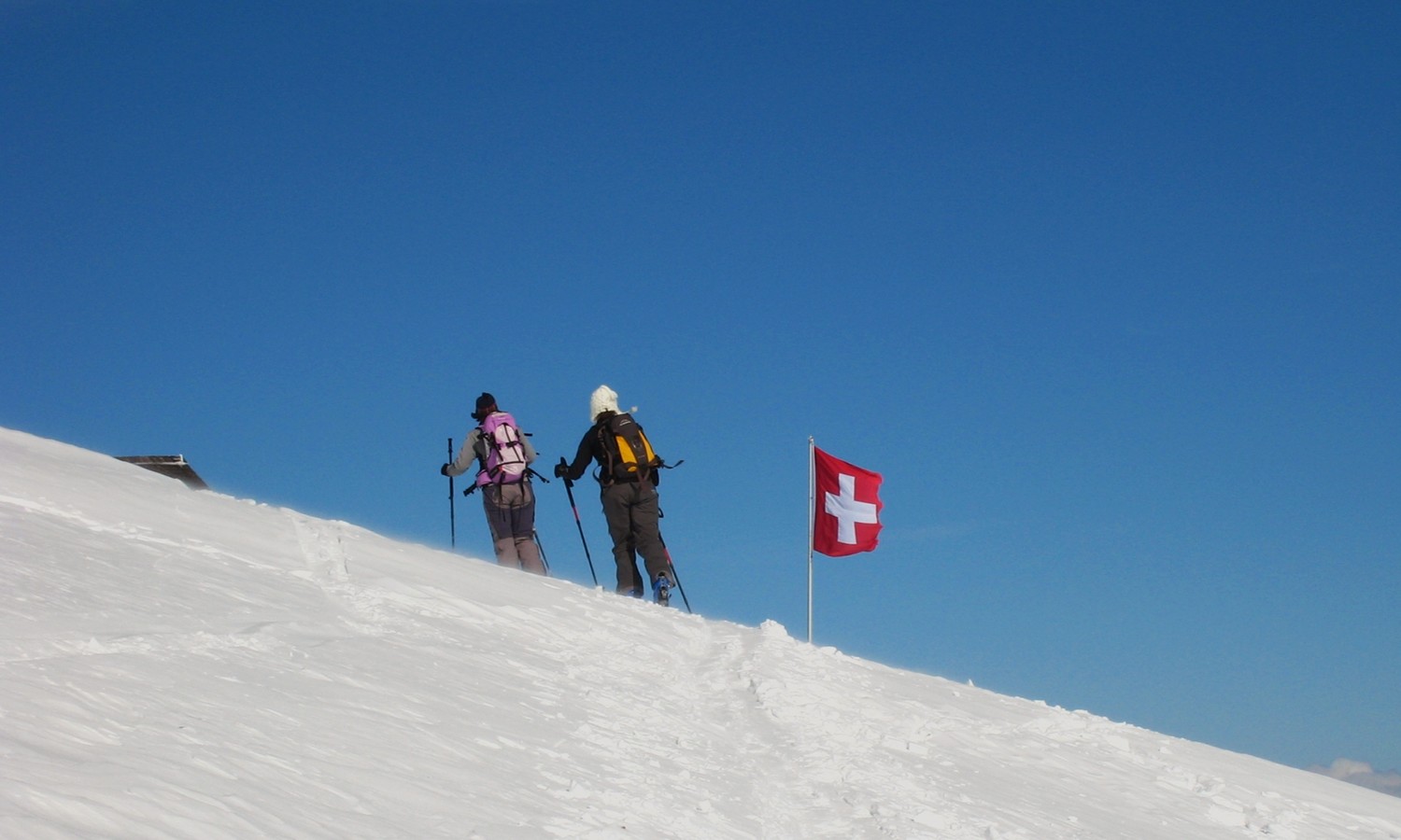 Ça c'est la Suisse! Dernière remontée de Mélanie et Céline vers l'Hôtel du Chasseron pour une collation...