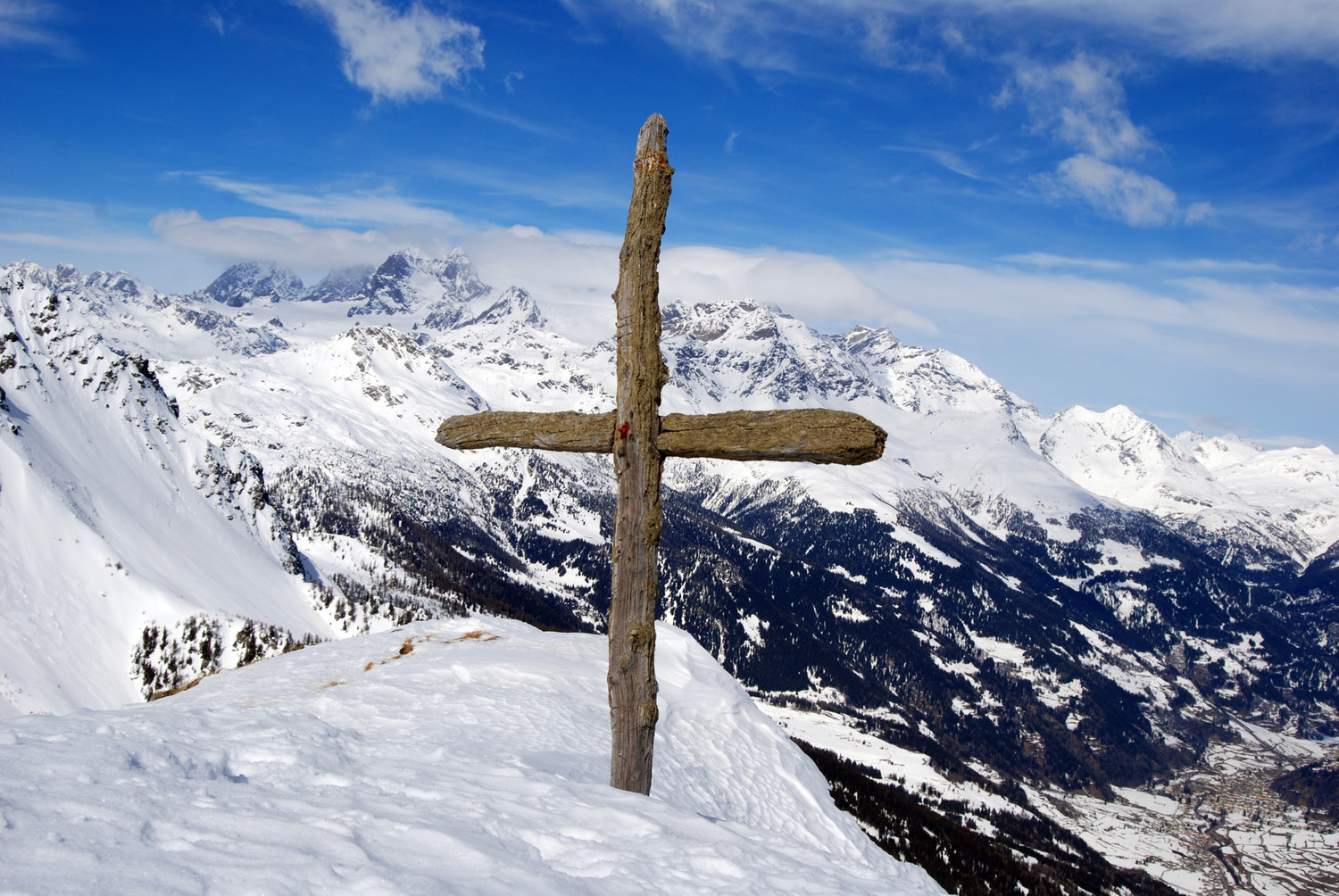 La croce ricoperta di licheni in cima al Corn dal Solcun 2514 m.