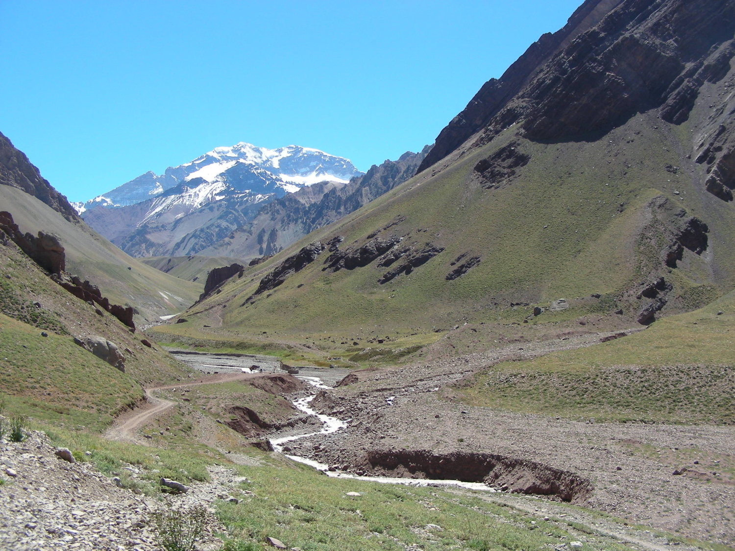 El puente colgante y la cara S del Aconcagua