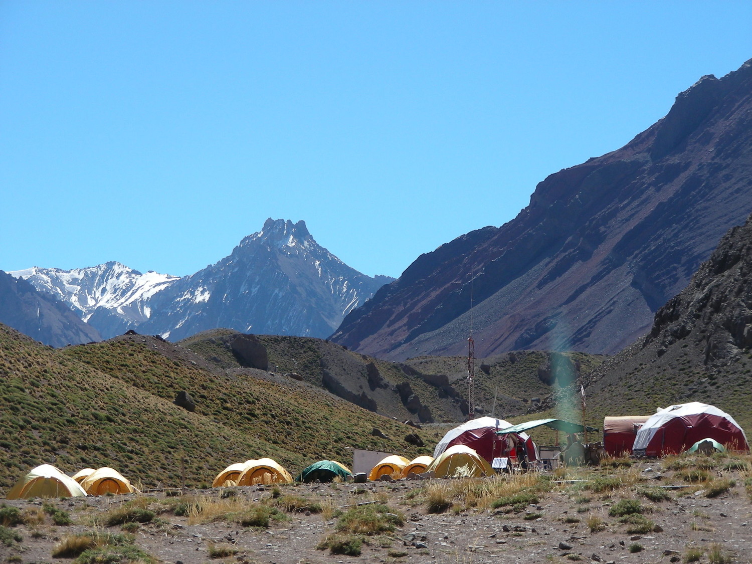 Confluencia y al fondo, el Cerro Dedos (arriba de Piedra Ibañez - Playa Ancha).