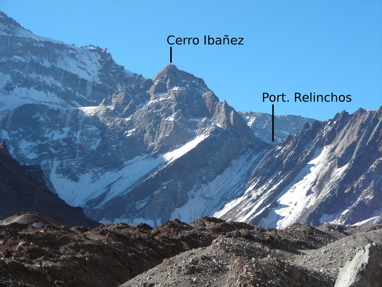 Le Cerro Ibañez et le Col Relinchos vus depuis la vallée de l'Horcones Inferieur
