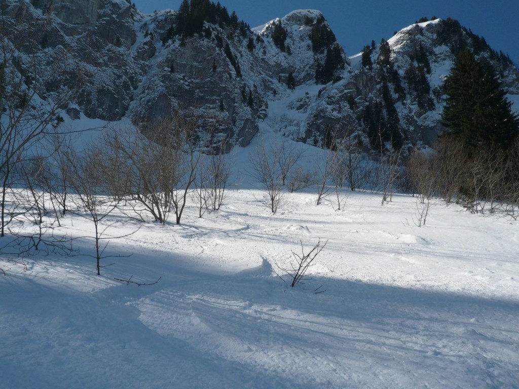 Encore une belle neige dans la combe sous la face ENE de Pétalouse