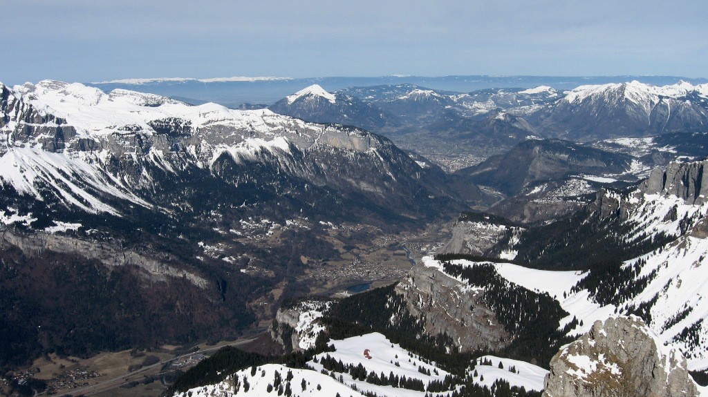 La vallée de l'Arve avec Magland et Cluses et le Jura tout au fond.