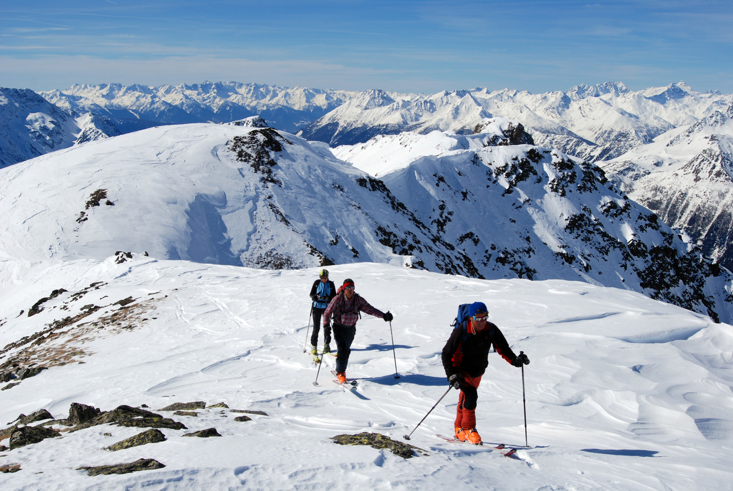 Arrivo in cima alla Punta di Pollore 2965 m, con la quota 2954 m sullo sfondo.