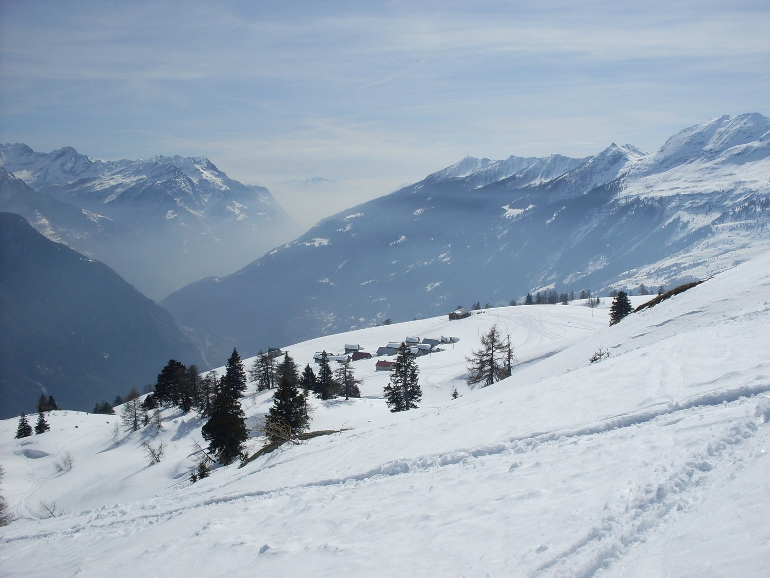 Verso il fondovalle, le baite di Gorda