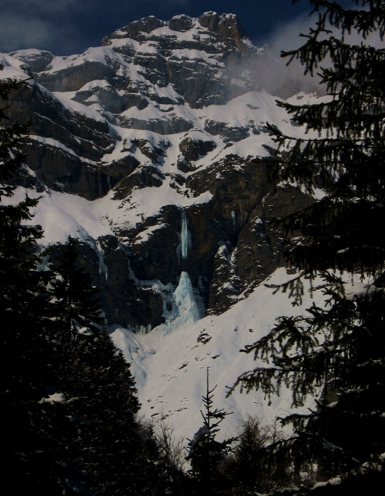 La cascade des Fours dans sa parure hivernale